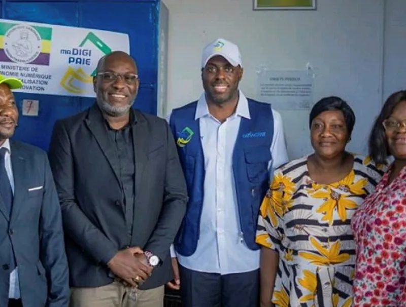 Mark-Alexandre DOUMBA, Ministre de l'Économie Numérique et les responsables de TaxiGab