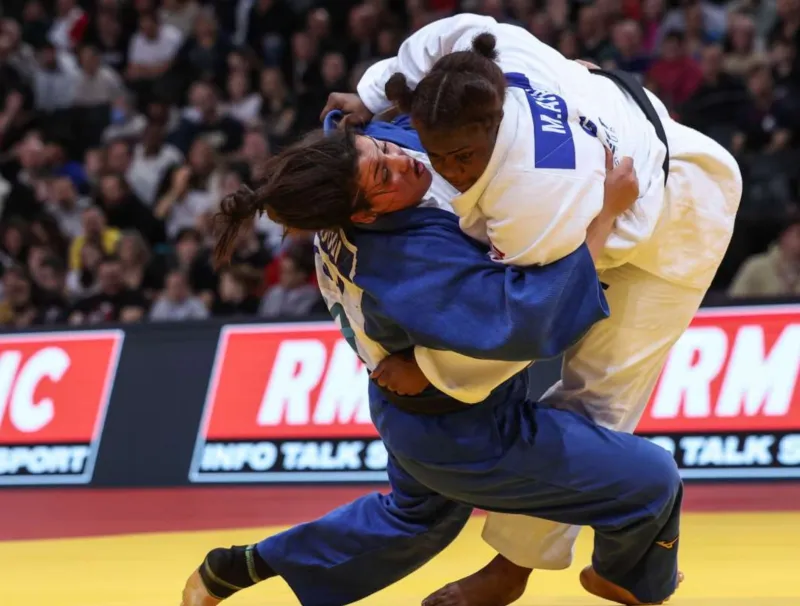 Marthe Avaro (en blanc), battue d'entrée face à la Coréenne Lee Hyeon-ji