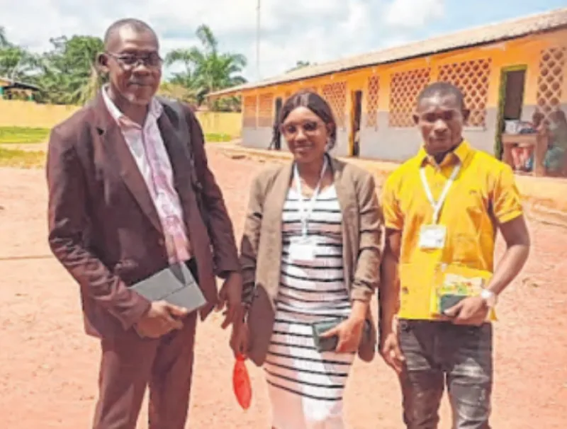Les trois administrateurs du PASEC2024 dans une école à Mbigou. © IMM