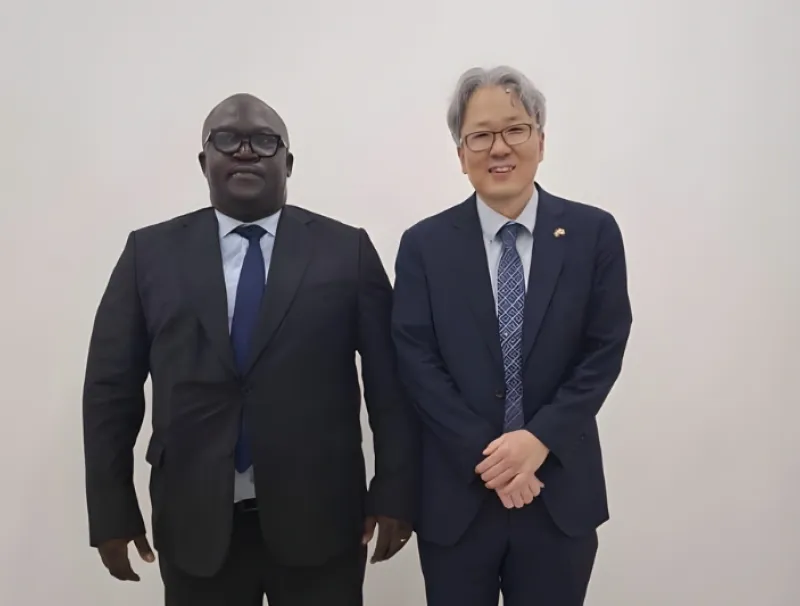 Me Denis Mboumba en compagnie de Shin Song Bum, ambassadeur de Corée au Gabon.