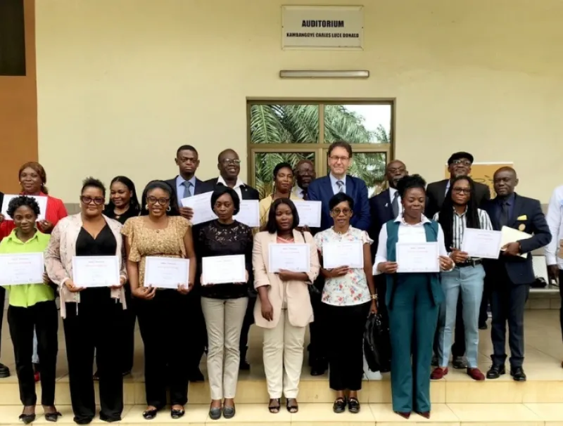 Photo de famille après la remise des certificats de formation.