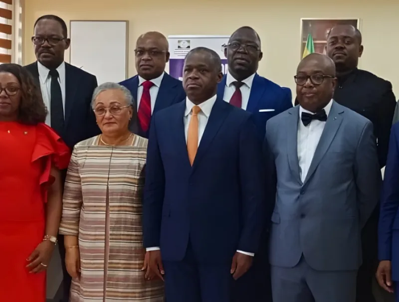 Les membres du gouvernement (premier plan) entourés du bureau du Comité tripartite 