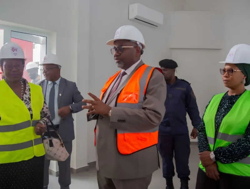 Le ministre Charles Edgar Mombo lors de la visite des chantiers.