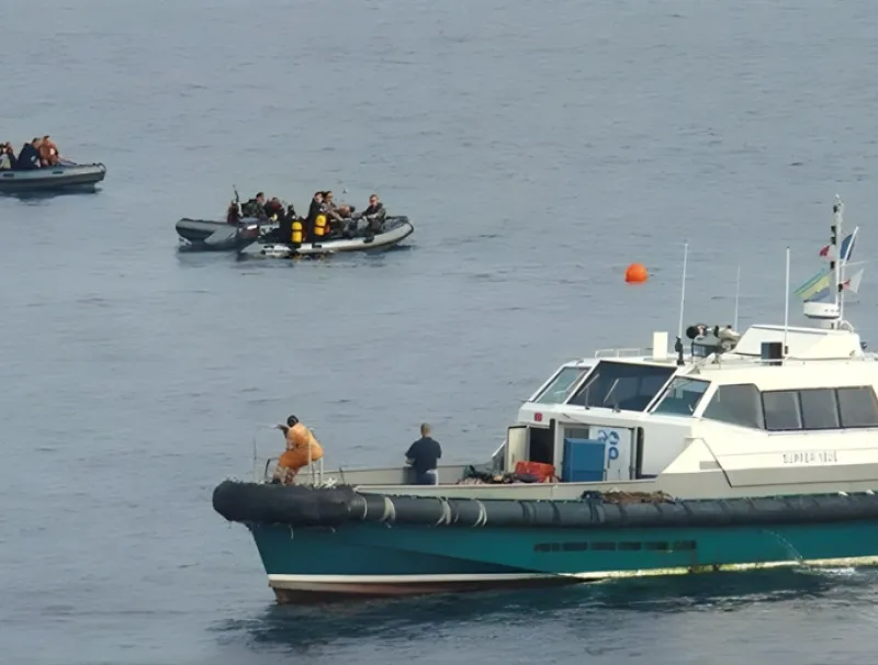 Équipes de recherche au large d'Ozouri