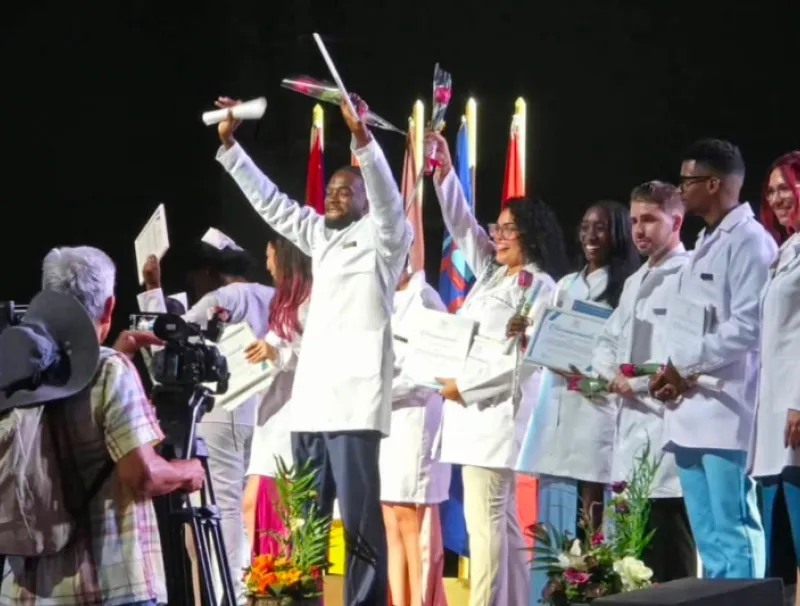 Les nouveaux médecins brandissant leurs diplômes