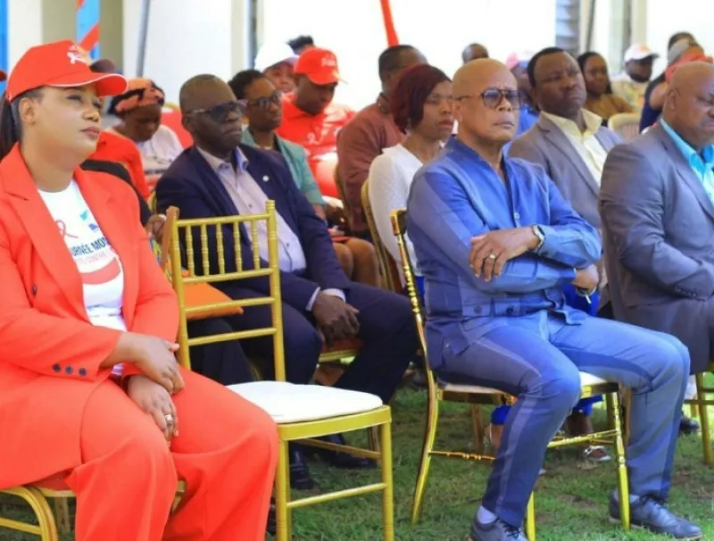 Dr Okili Abdoulaye Ondenot (rouge), responsable du CTA de Port-Gentil