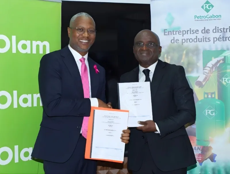 Les deux dirigeants d’Olam Palm Gabon (gauche) et Petro-Gabon Entreprise satisfaits de leur partenariat.