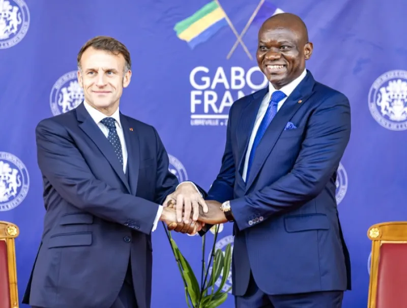 Macron à Libreville : foule immense, dispositif protocolaire d’exception