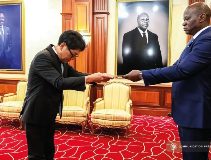 Brice Clotaire Oligui Nguema, président du Gabon et Ando Yoshio, ambassadeur du japon