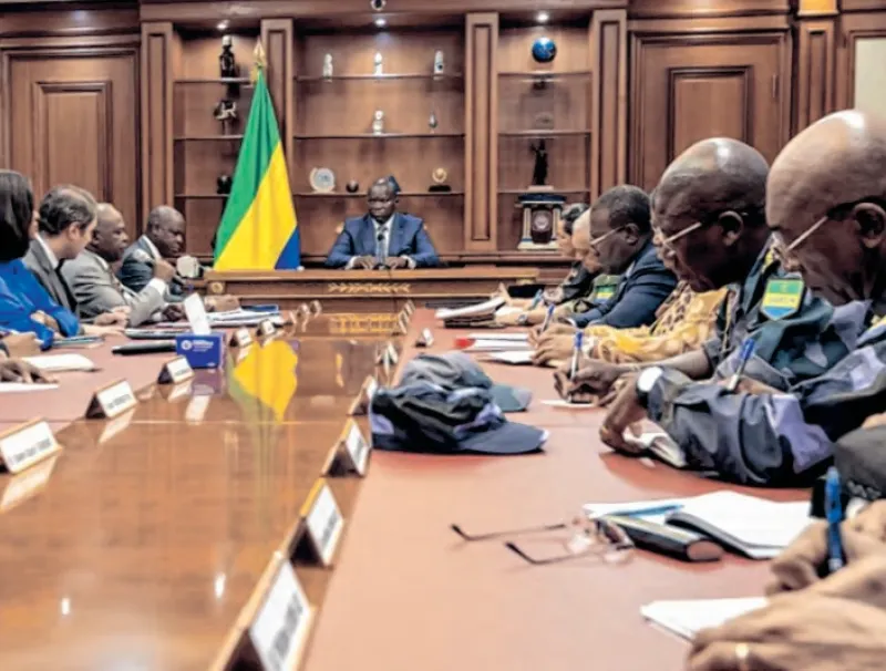 Brice Clotaire Oligui Nguema, président du Gabon, les responsables de la SEEG et de Suez