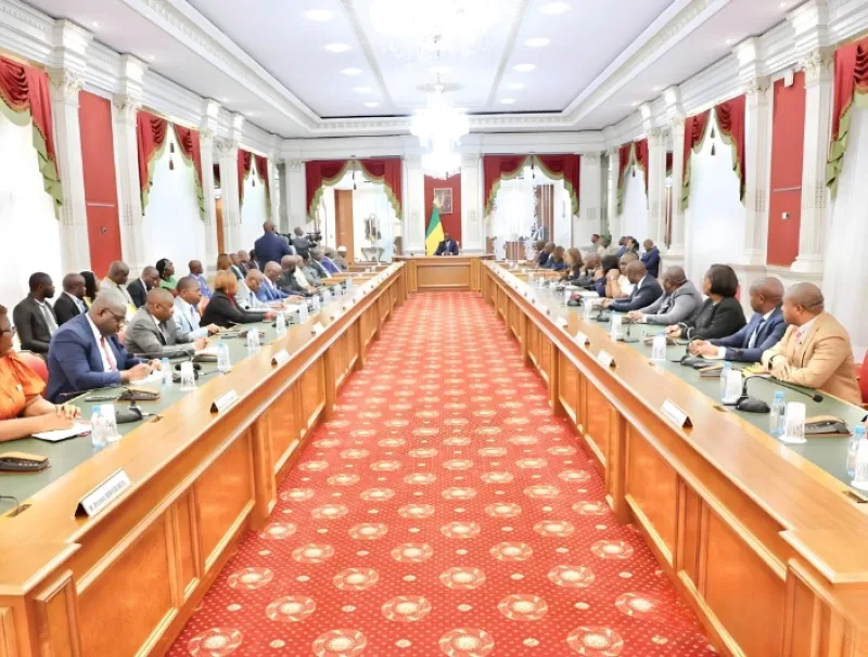 Brice Clotaire Oligui Nguema, président du Gabon reçoit les syndicats de la Santé