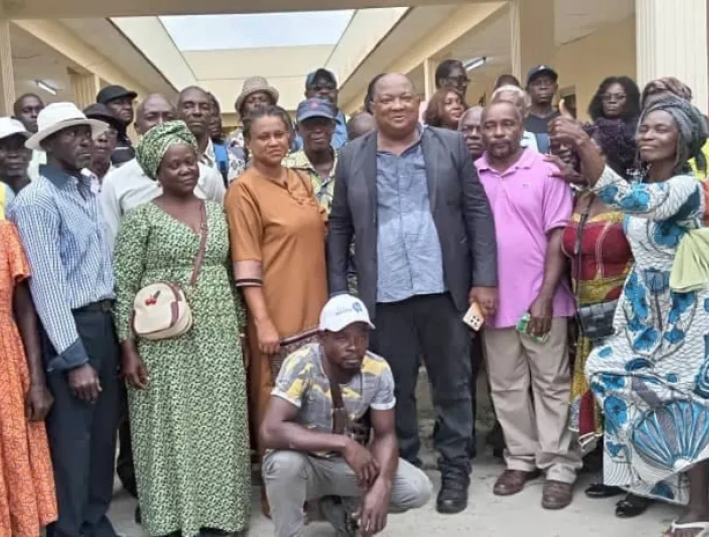 Photo de famille au terme des échanges à Omboué.