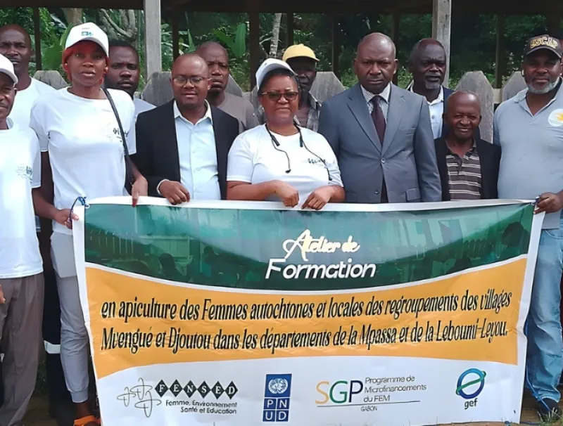 Au regroupement de villages Djoutou, autorités locales, participants et responsable de la Fensed 