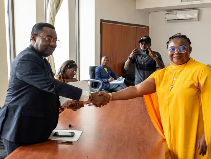 Fernand Paulin Joumas dit Salamba, maire de franceville et Lydie Flore Okoumba, présidente du syndicat municipal