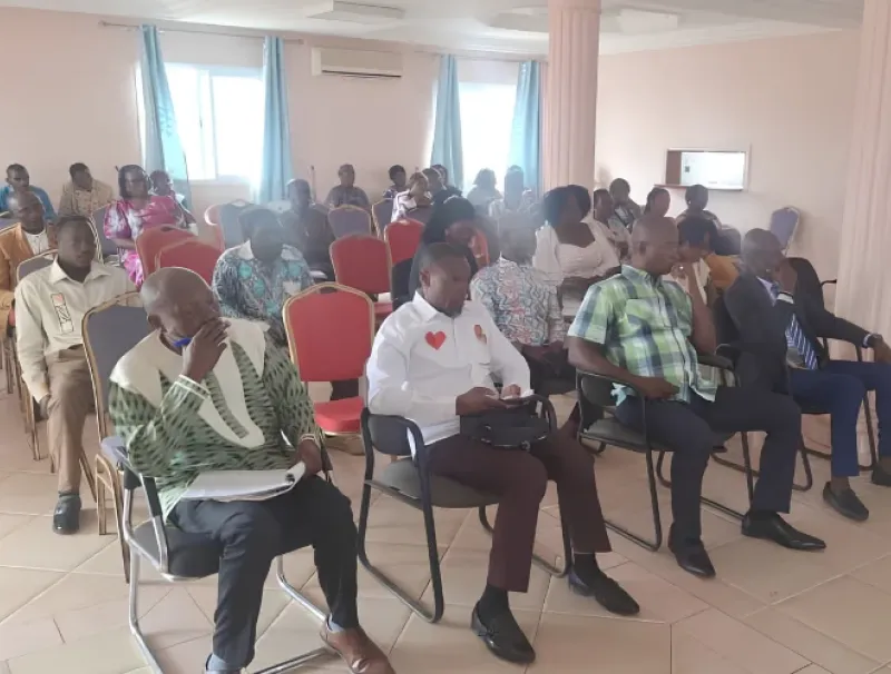 Le personnel du CDN lors de la réunion convoquée par le président Jean-Baptiste Davy Kombila.