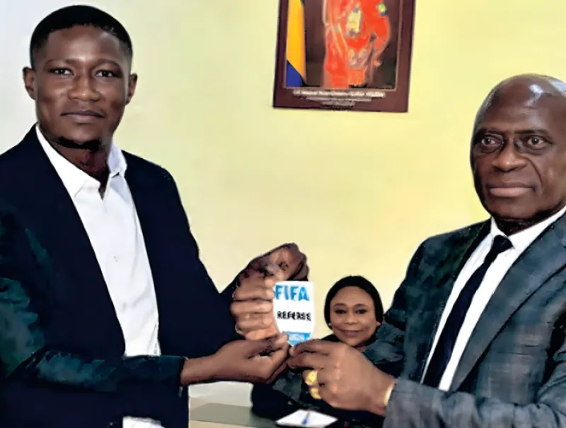 Pierre Atcho recevant son badge FIFA de la part du président fédéral Pierre-Alain Mounguengui