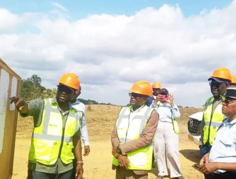 Le préfet de Mougoutsi, Patrice Mounguengui, suivant les explications sur l’avancement des travaux du site d’exploitation du minerai de fer.