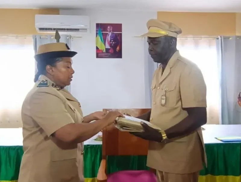 Le nouvel auxiliaire de commandement recevant les attributs de sa fonction des mains de la gouverneure de l’Ogooué-Maritime.