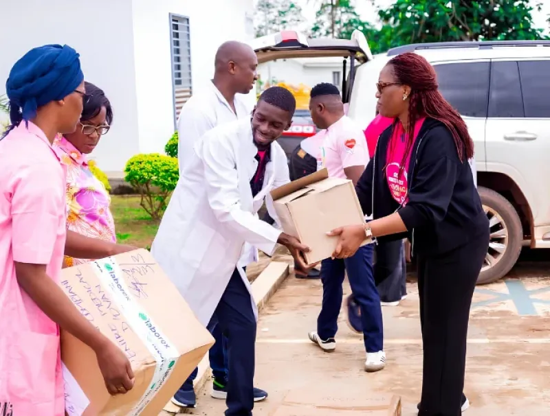 Remise de kits d’entretien au Centre médical d’Ovan