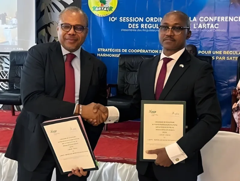 Les responsables de l’Arcep (droite) et de l’ARTPC lors de la signature de l’accord