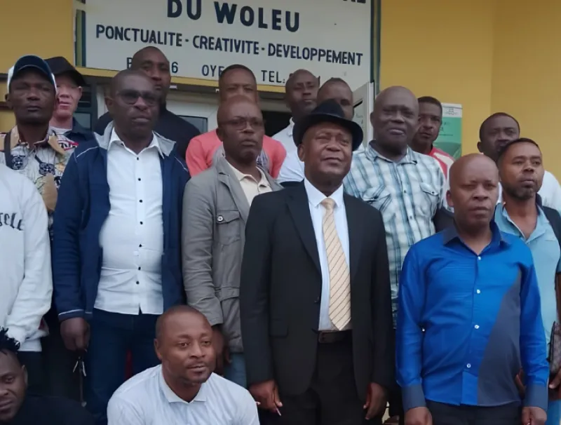 Les responsables des syndicats de transport autour du président du conseil départemental du Woleu
