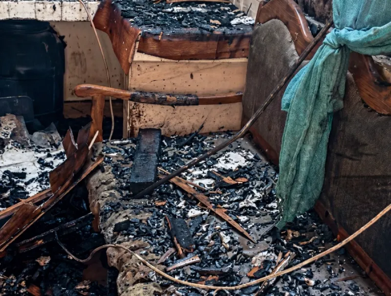 Ce qui reste du bâtiment ravagé par les flammes au Centre de santé de Tchibanga