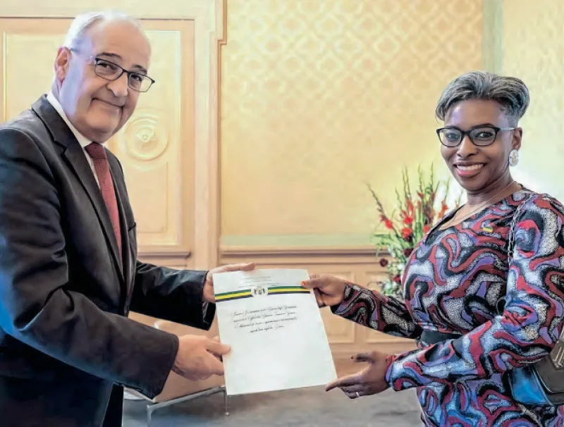Rita Nanette Kambangoye Ankassa lors de la présentation de ses lettres de créance au président de la Confédération suisse, Guy Parmelin.