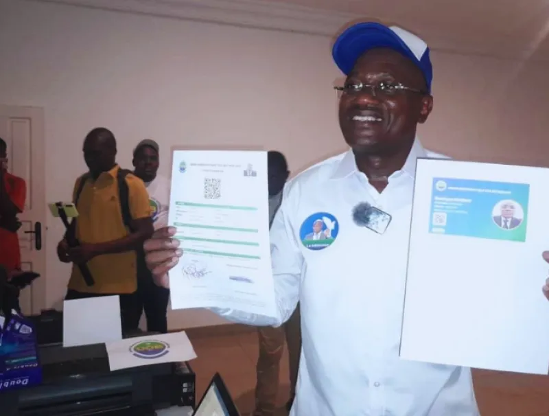 Le conseiller spécial Rodrigue Bokoko, premier à signer sa fiche d’adhésion. © DR