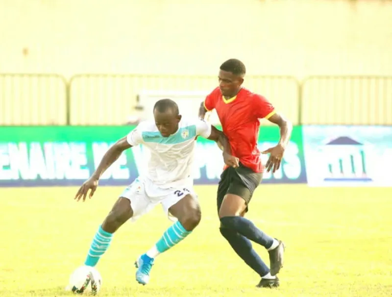 Rosny Mouandja (g),joueur du CMS, aux prises avec Jhovany Nguema de Dikaki