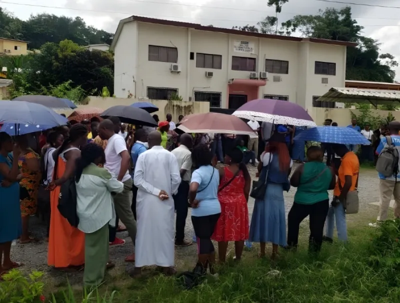 Les enseignants du collectif ‘’SOS-Éducation’’ devant les locaux de la DAP