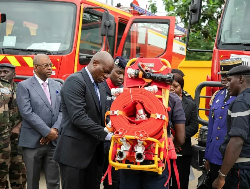 Une des phases de la cérémonie : le chef de l’État saluant les soldats du feu. © DR