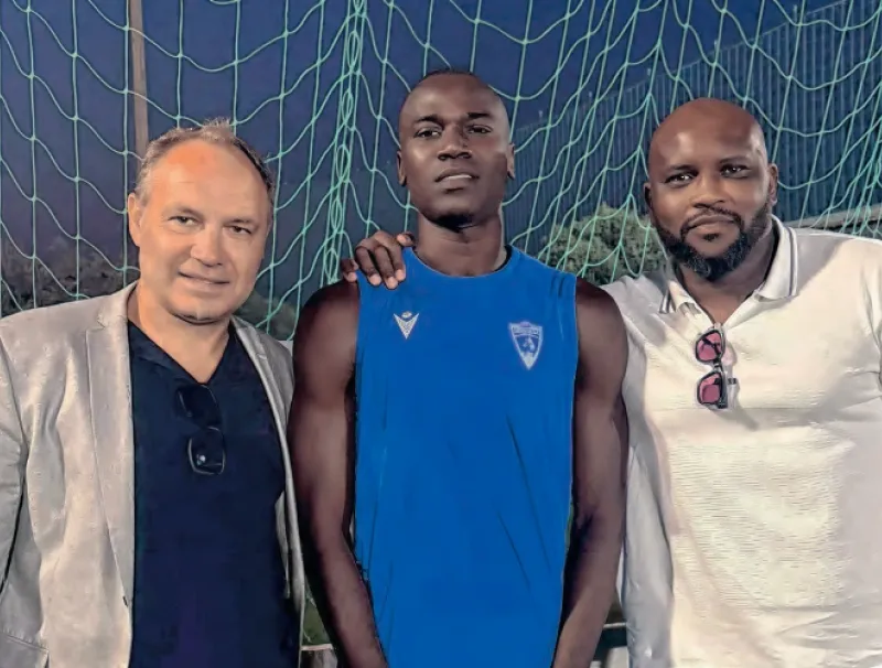Le coach Migné en compagnie de l’attaquant Makosso.