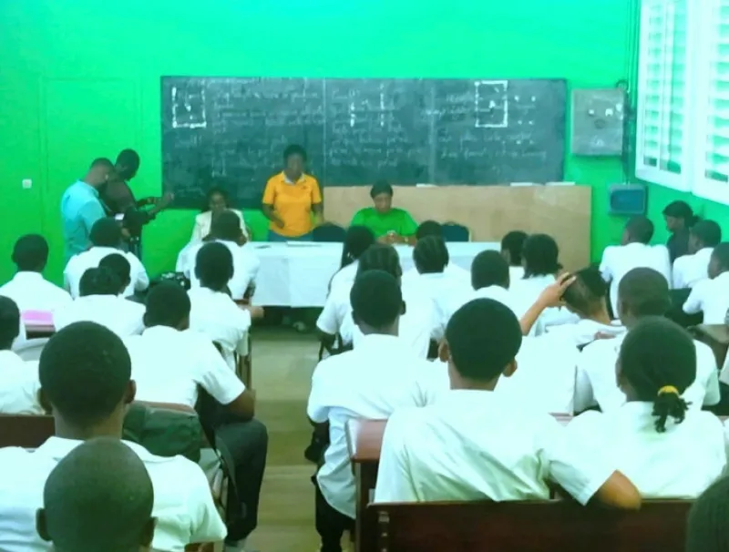 Phase de sensibilisation dans une classe du lycée Léon-Mba