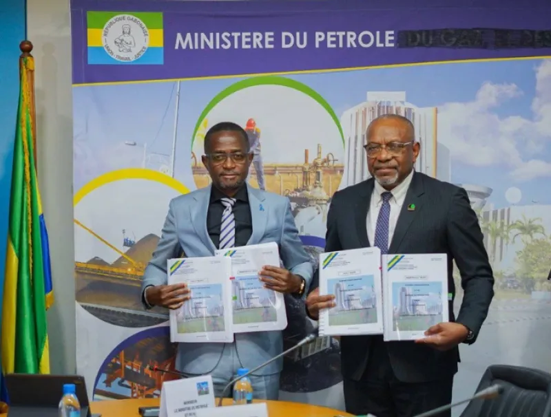 Le ministre du Pétrole et le DGA de Koreg lors de la signature de l’accord d’exploration en avril 2024.