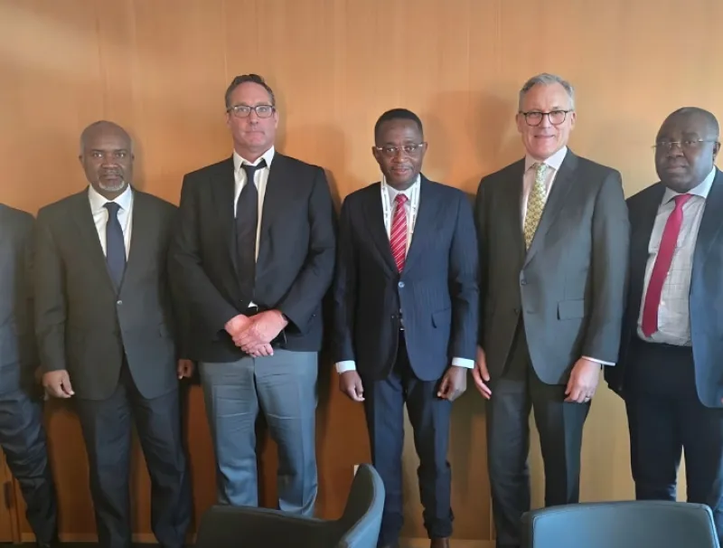 Le ministre des Mines, Sosthène Nguema Nguema et David Wargo, manager général de SCP Resource Finance