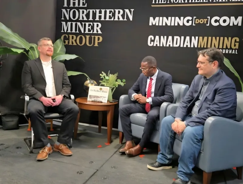 Sosthène Nguema, ministre des mines et les responsables du consortium minier gabono-canadien Stratym Group Inc