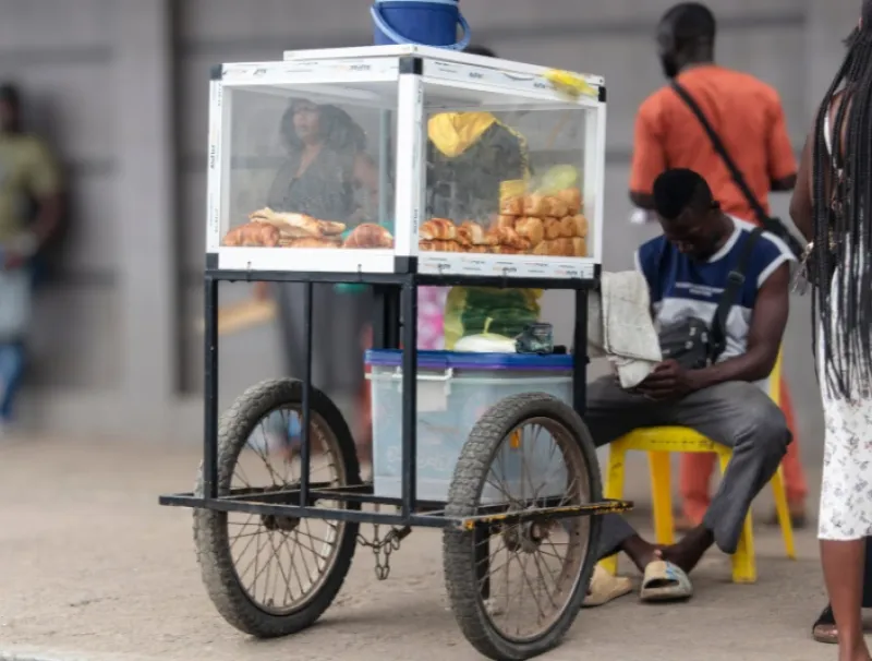 Un vendeur ambulant de gâteaux à la rue le 10 septembre 2025 au quartier Charbonnage