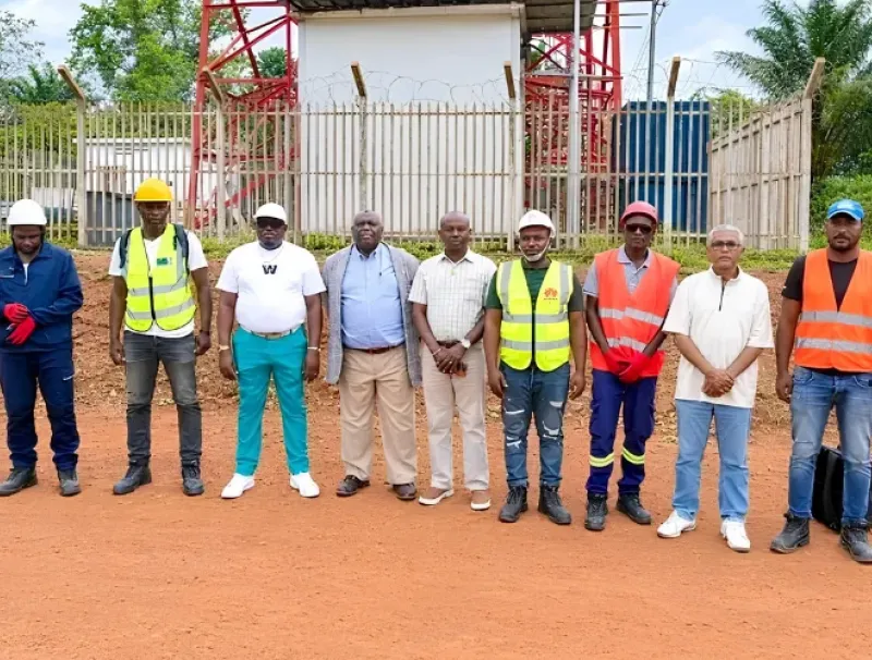 Les techniciens de Gabon Télécom accompagnés du maire de Lébamba.