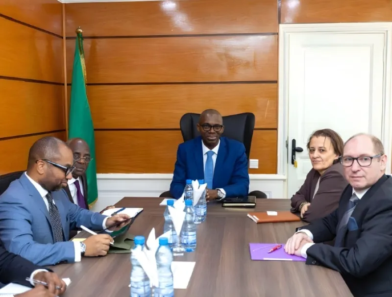 Thierry Minko, ministre de l'économie et une délégation du FMI