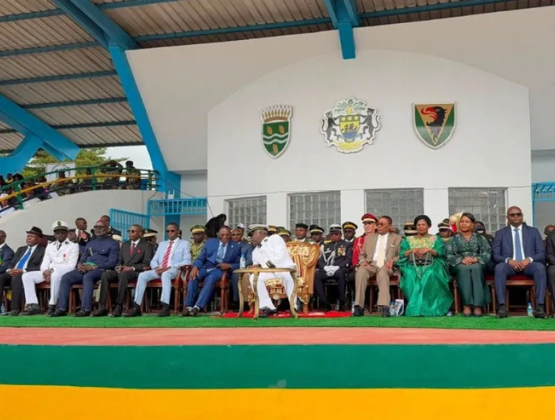 La tribune officielle avec la présence de deux gouverneurs des provinces voisines du Cameroun et de la Guinée équatoriale.