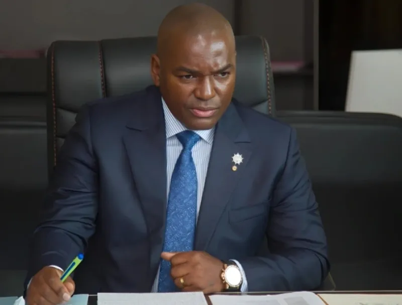 Ulrich Manfoumbi Manfoumbi maintenu ministre d’État des Transports