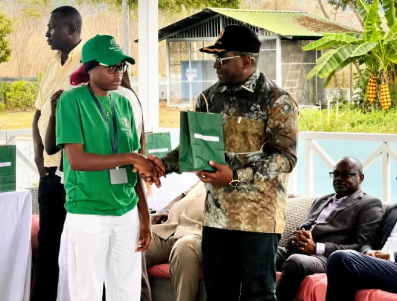 Une des stagiaires félicitée par le ministre d’Etat Ulrich Manfoumbi Manfoumbi
