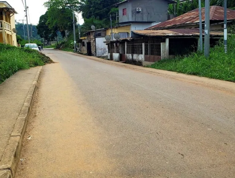 La route menant vers le cimetière de Lalala, où l’agression a eu lieu