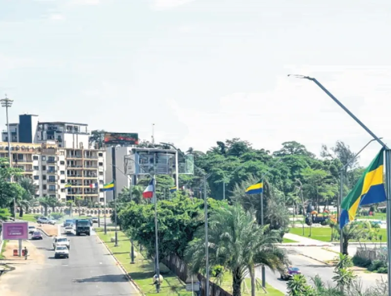 Libreville est parée aux couleurs du Gabon et de la France.