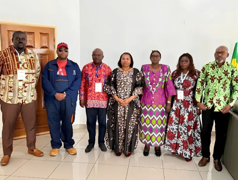 Photo de famille à l’issue de la rencontre avec la gouverneure de l’Ogooué-Maritime, Françoise Assengone Obame et le maire de Port-Gentil.