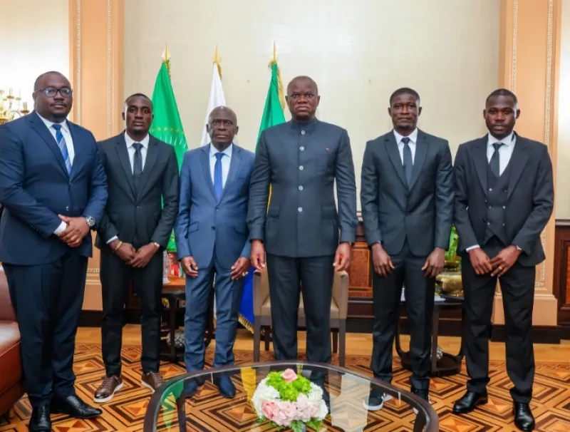 Brice Clotaire Oligui Nguema, président du Gabon et les arbitres gabonais sélectionnés pour la coupe du monde 2026
