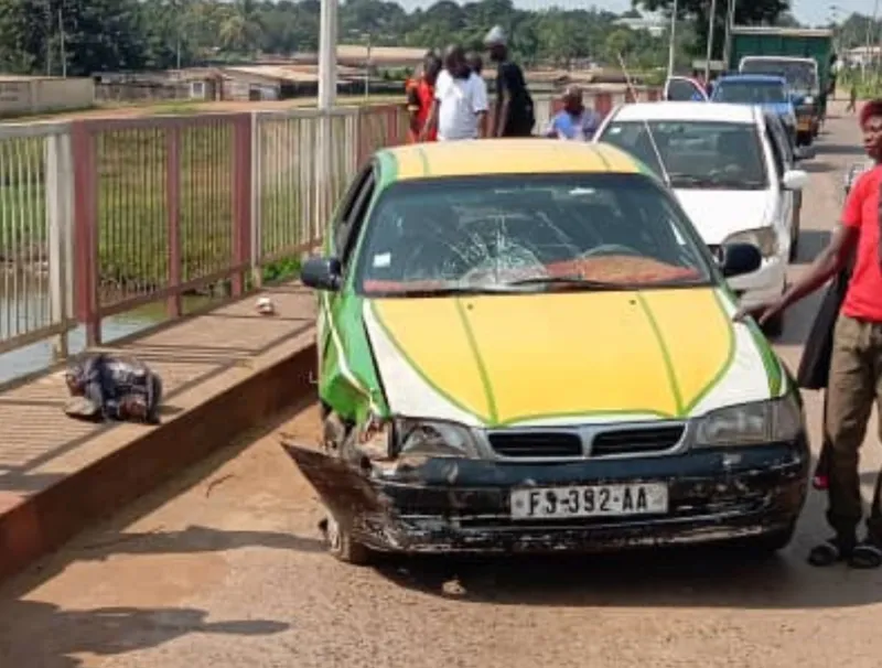 Mouila : Un grave accident sur le pont de la Ngounié fait plusieurs blessés, dont des lycéens