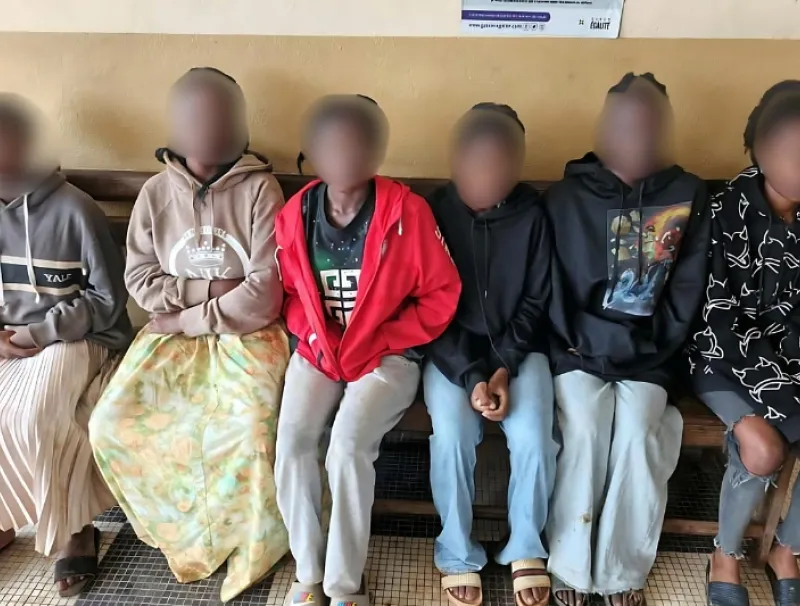 Six adolescentes d'environ 17 ans arrêtées par les éléments de la Police judiciaire (PJ) de Koula-Moutou