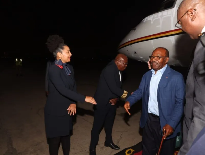 Ali Bongo Ondimba à son arrivée à Luanda avec sa famille. © DR