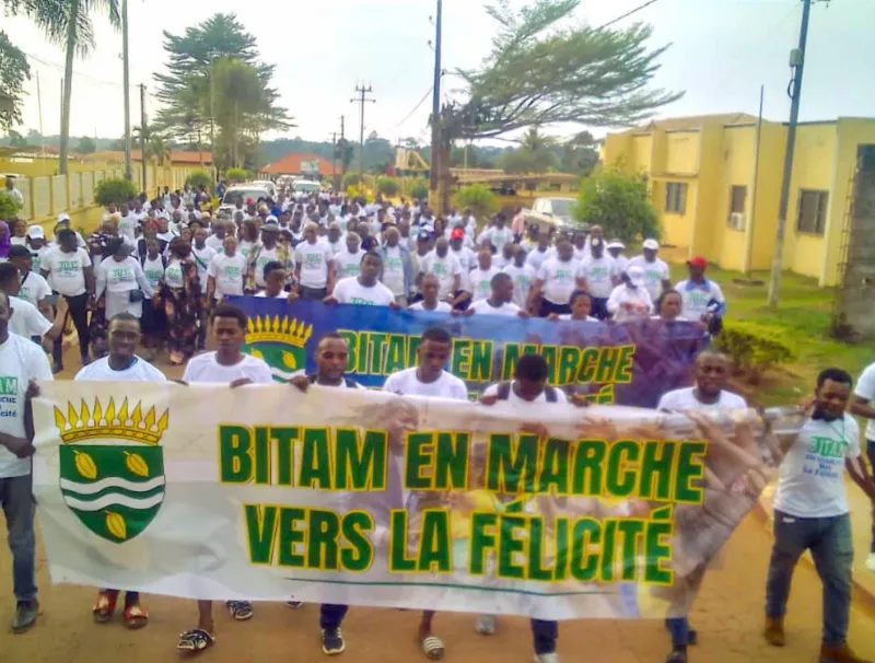 Lors de la marche de soutien dans une rue de Bitam.